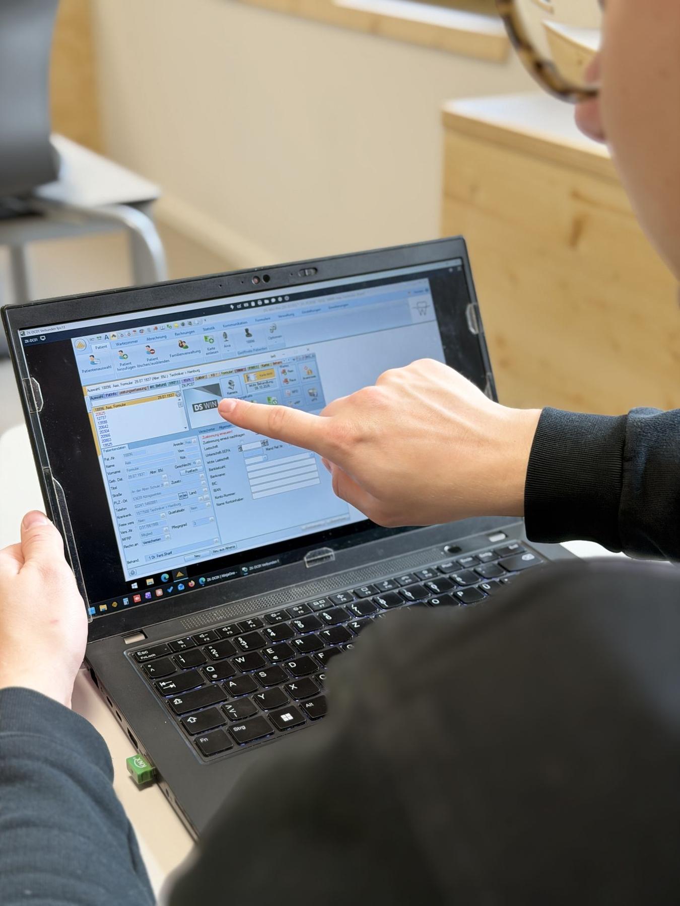 Zahnarztsoftware auf einem Laptop